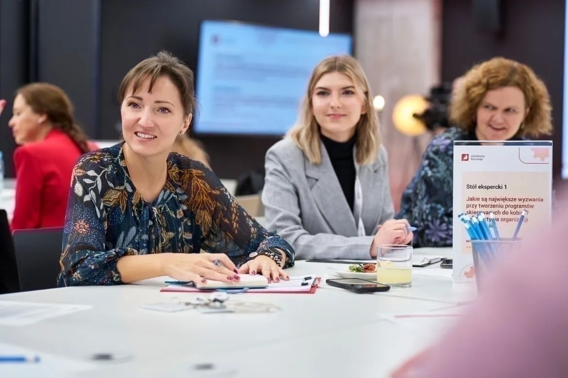 Uczestniczki projektu pracujące w grupach